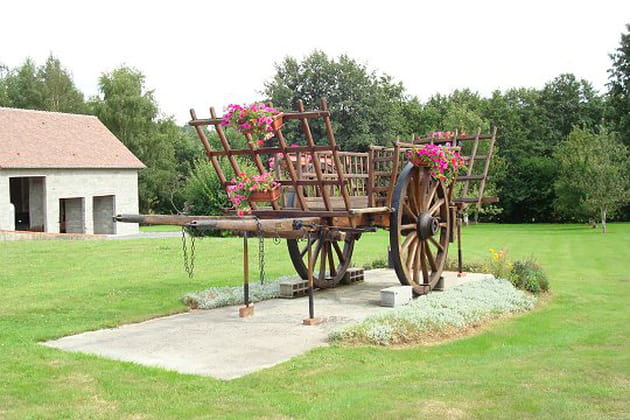 La charrette au milieu du jardin