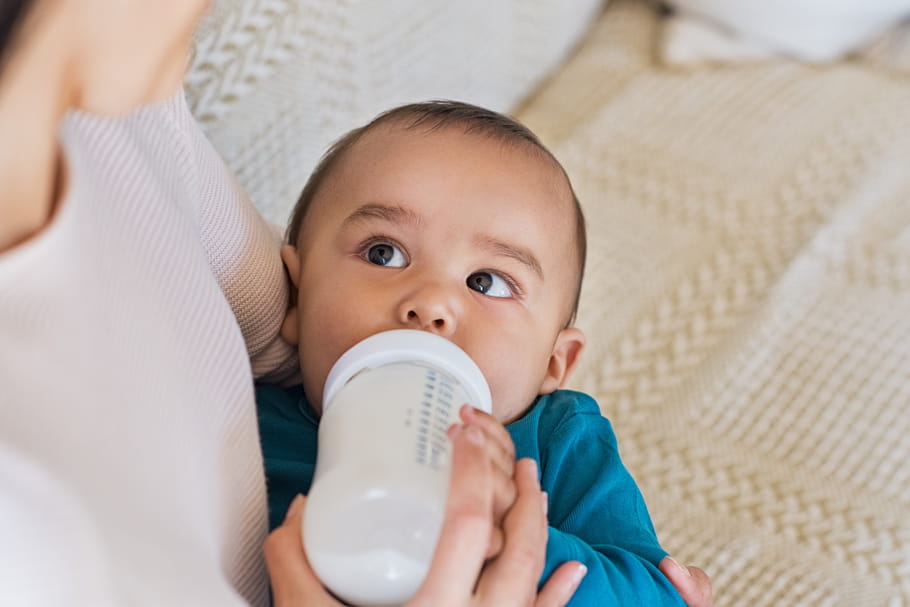 Nourrir son bébé au biberon : mode d'emploi
