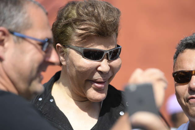 Grishka Bogdanov porte ses lunettes sur ses pommettes