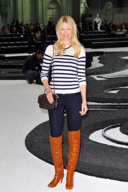 Claudia Schiffer en marinière et cuissardes cognac