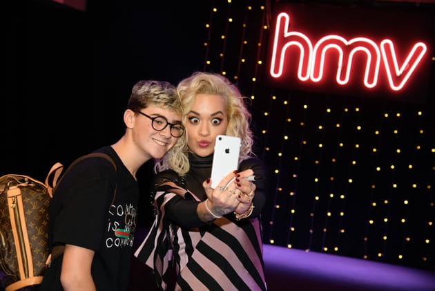Rita Ora, tr&egrave;s naturelle en selfie