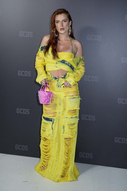 Bella Thorne en ensemble jaune et vert d&eacute;chir&eacute; au d&eacute;fil&eacute; GCDS