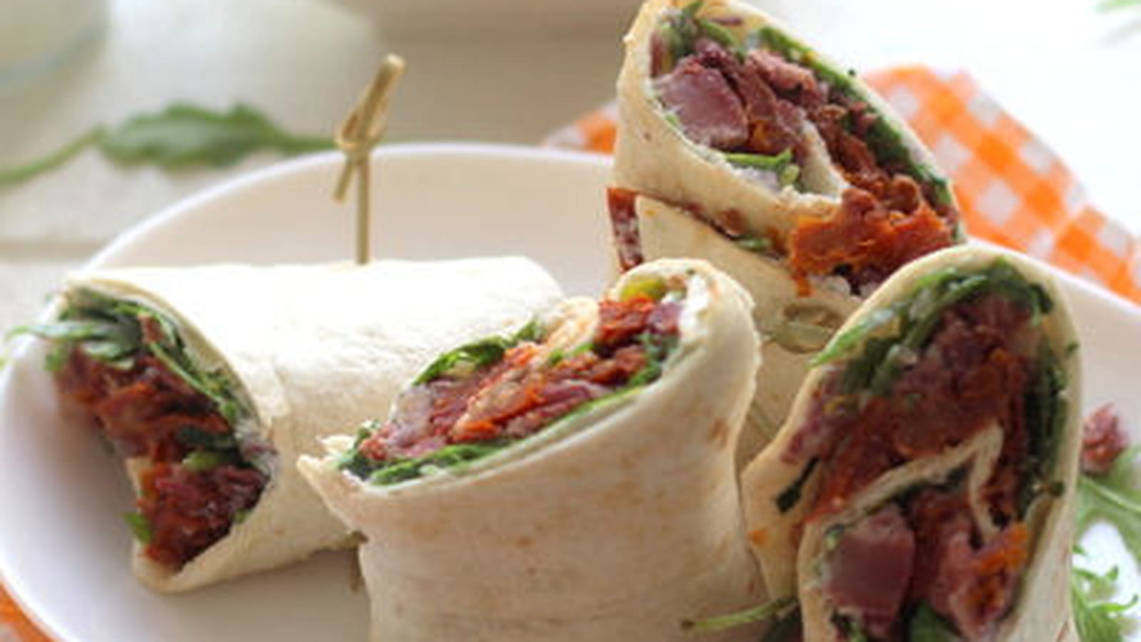 Wrap au boeuf cuit, tomates séchées et roquette