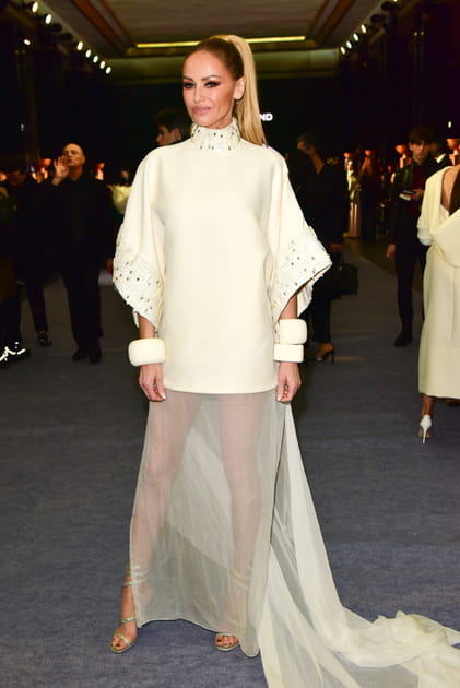 Adriana Karembeu en robe blanche transparente