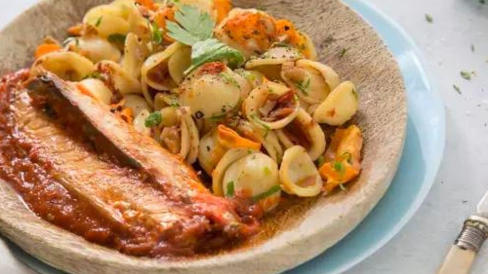 Maquereaux arrabbiata, salade d’orecchiette tomate séchée et carottes rôties