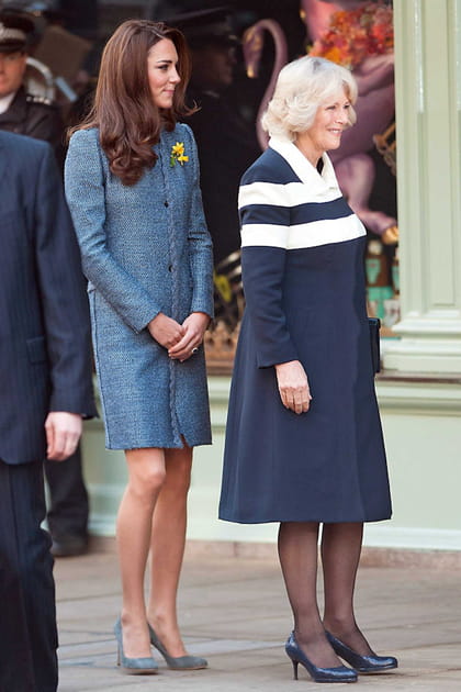 Camilla Parker-Bowles en manteau bleu et blanc et escarpins noirs
