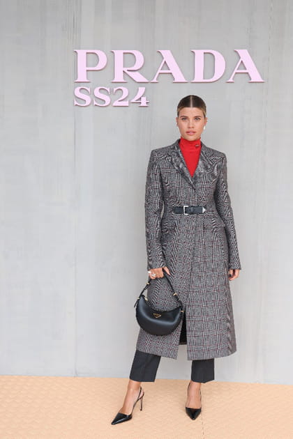 Sofie Richie en manteau gris au d&eacute;fil&eacute; Prada printemps-&eacute;t&eacute; 2024