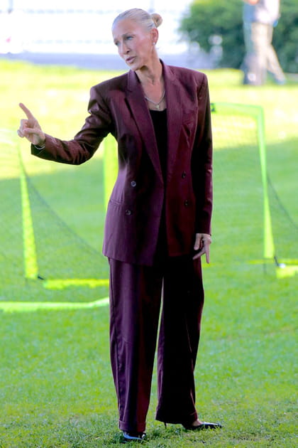 Carrie Bradshaw en costume bordeaux Gucci