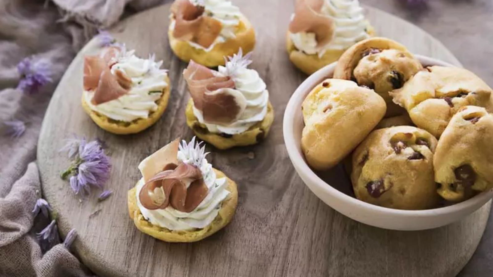 Gougères fromagères au jambon cru Aoste et crème montée à la ricotta