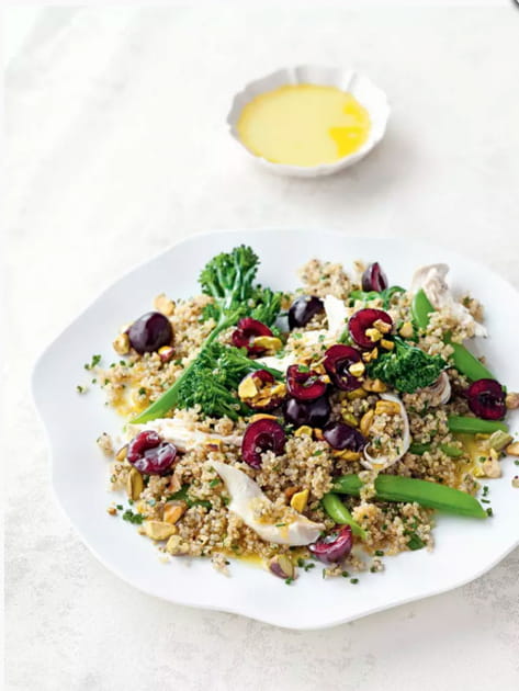 Salade de poulet, brocoli, quinoa et cerises de nos r&eacute;gions