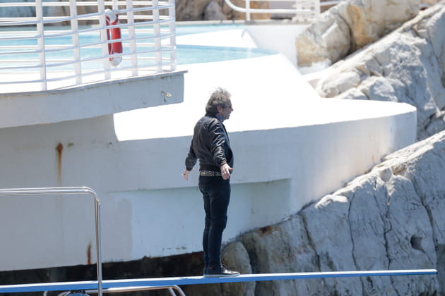 Philippe Man&oelig;uvre se prend pour Jack dans TITANIC, au Eden Roc Hotel