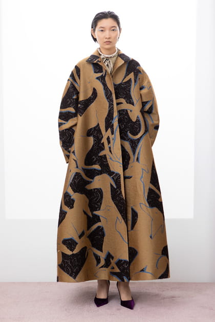 Long manteau &agrave; motif animal et bijoux argent&eacute;s aper&ccedil;us dans la collection Rochas