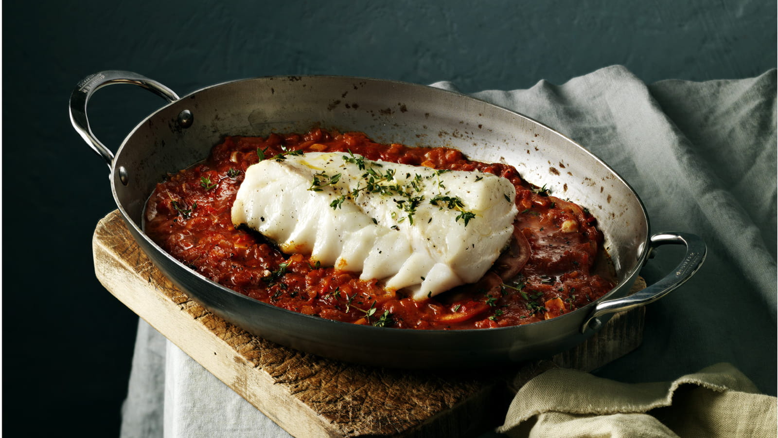 Skrei au four, tomates et ail