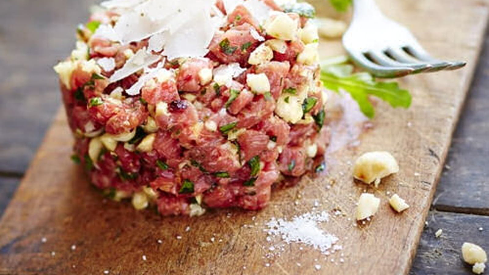 Tartare de bœuf aux noix, ail, persil et copeaux de parmesan