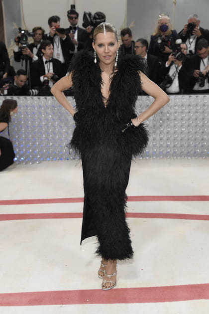 Sienna Miller en robe noire à plumes Gucci