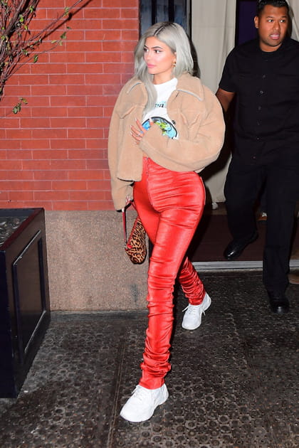 Kylie Jenner en pantalon orange en velours