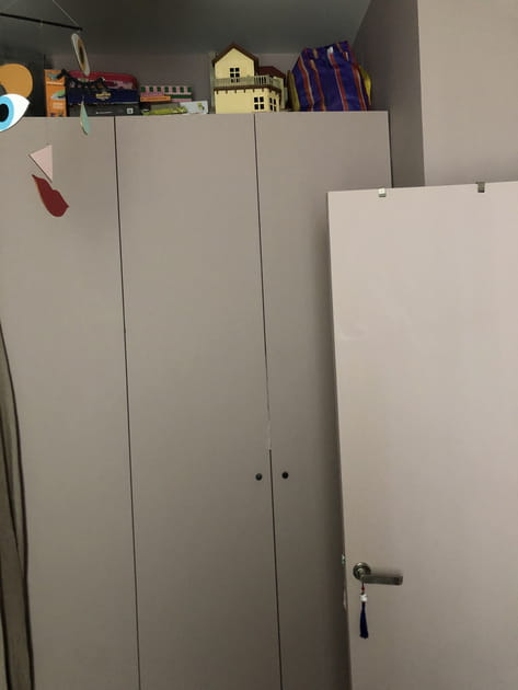 Avant&nbsp;: une armoire encombrante c&ocirc;t&eacute; chambre d'enfant