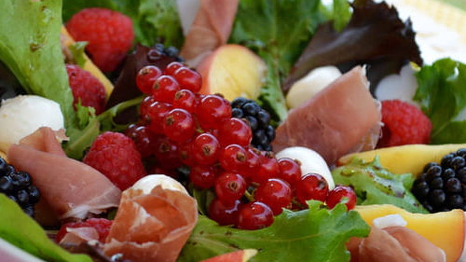 Salade aux pêches, framboises, mûres, groseilles, mozzarella et jambon cru