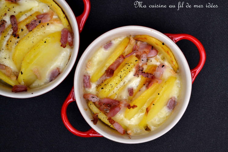 Recette de Cocottes de pommes de terre au fromage à raclette et lardons