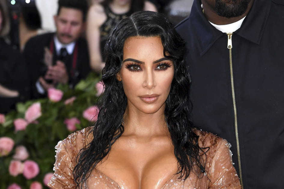 Le wet hair sur les &eacute;paules de Kim Kardashian