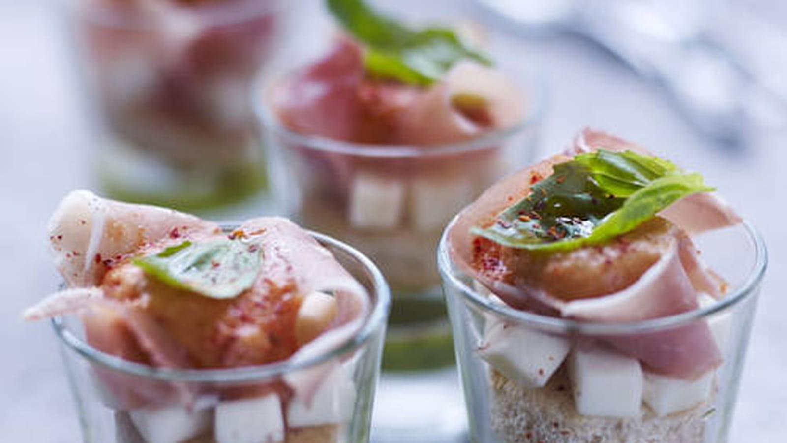 Tomate-mozzarella au jambon cru Aoste revisitée