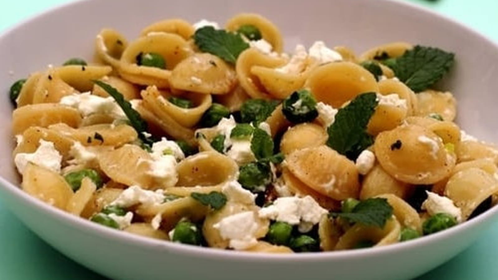 Pâtes orecchiette aux petits pois, chèvre, citron et menthe