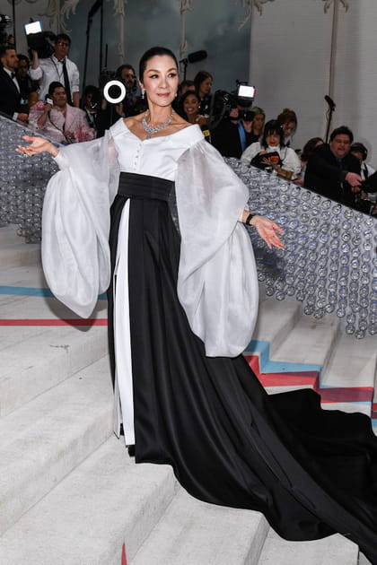 Michelle Yeoh en robe noir et blanc &agrave; tra&icirc;ne Karl Lagerfeld