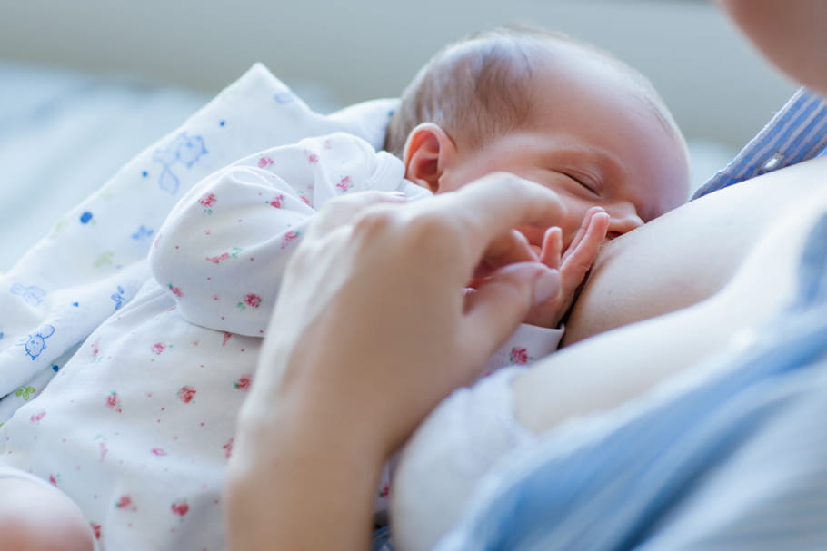Engorgement mammaire : symptômes, comment le soulager ?