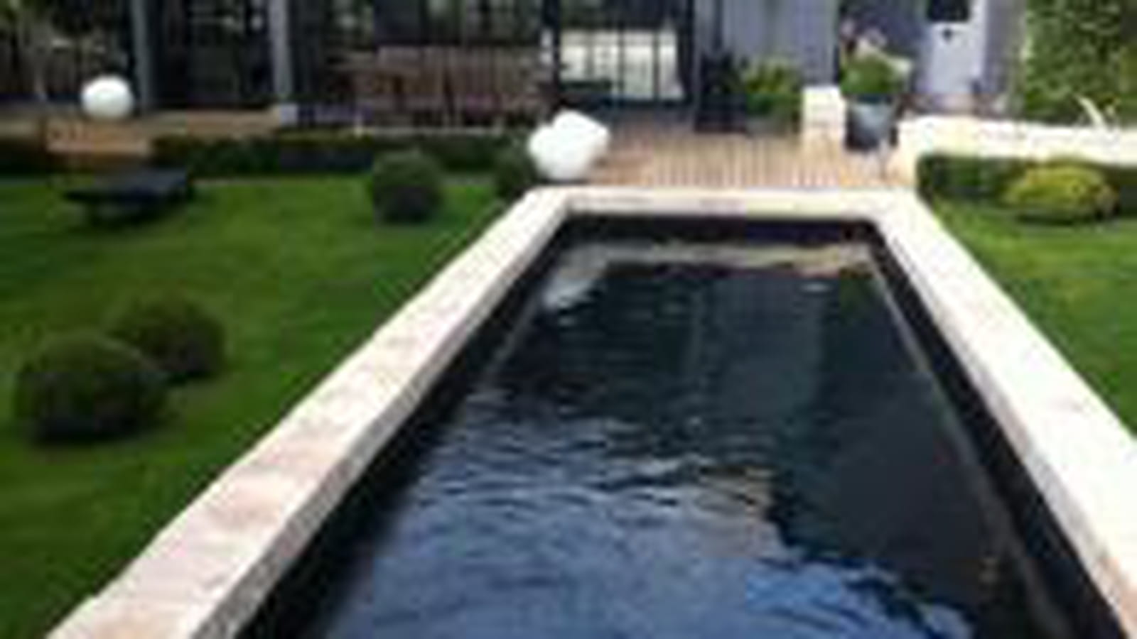 Piscine bien-être et sportive : or