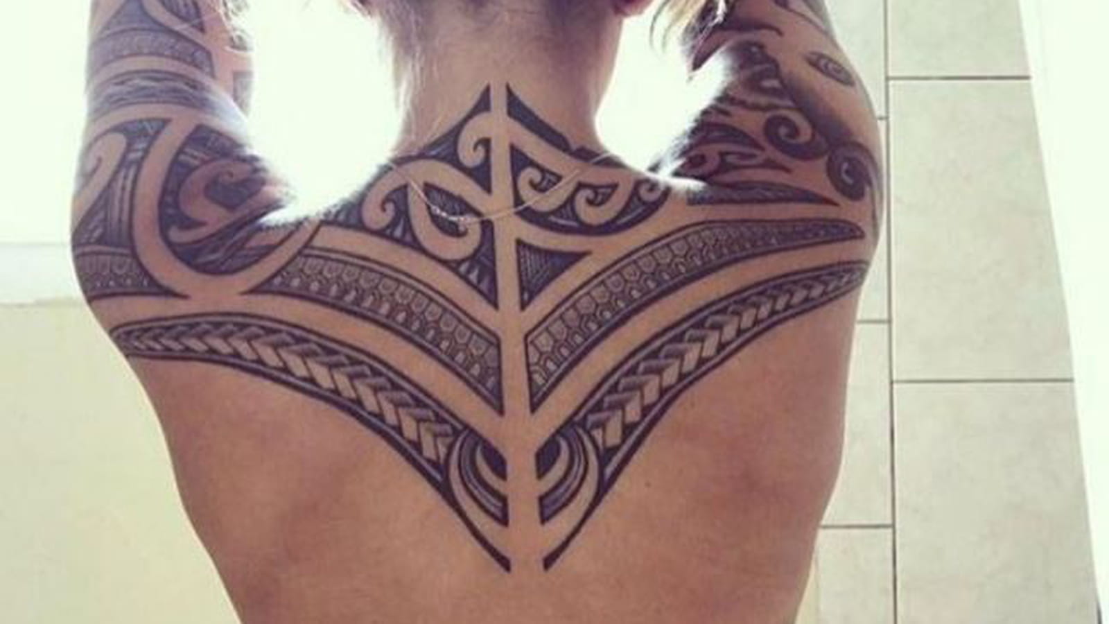 Tatouage tribal sur le haut du corps