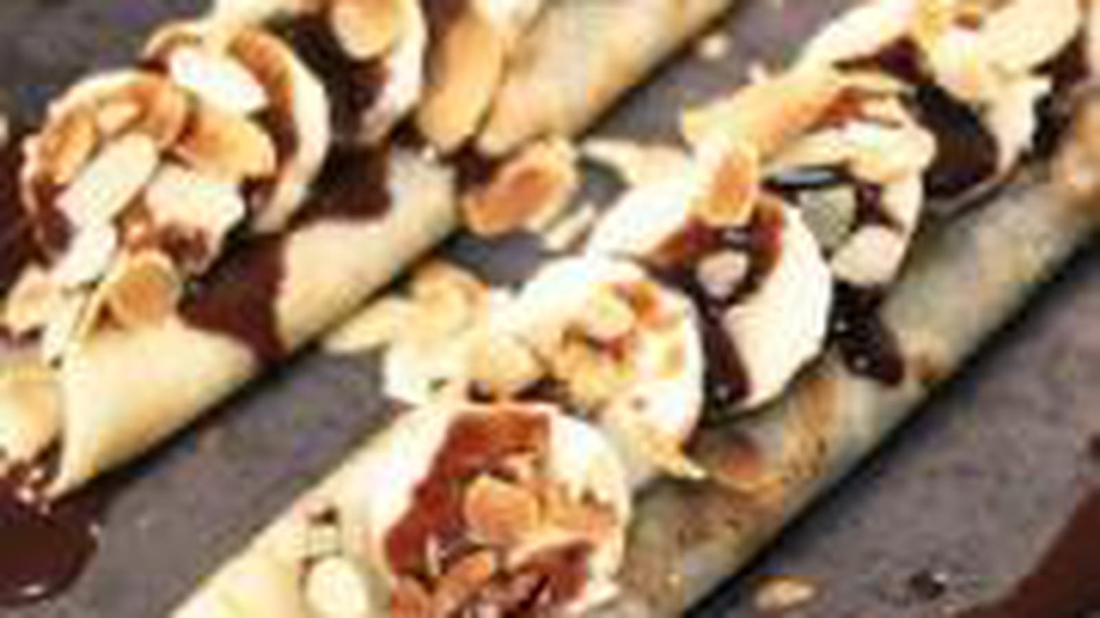Crêpes sauce chocolat, bananes et amandes effilées
