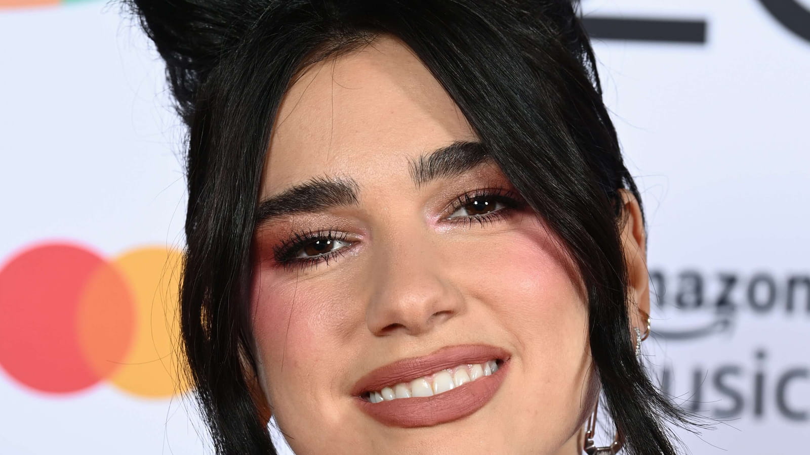 Le chignon bouffant de Dua Lipa