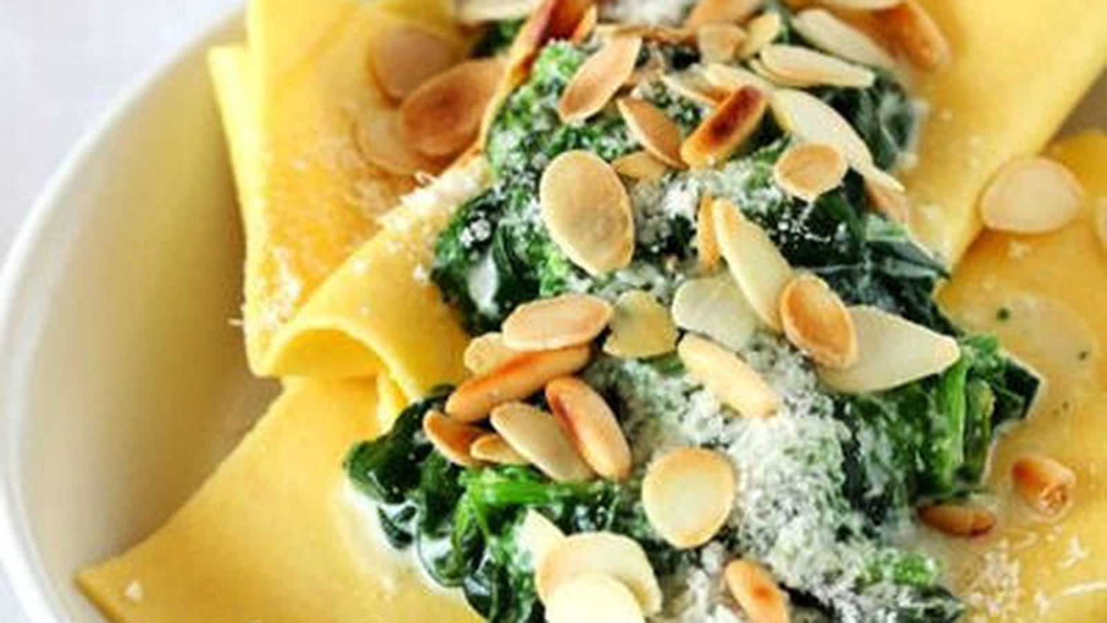 Lasagne aux épinards, parmesan, amandes et pignons de pin torréfiés