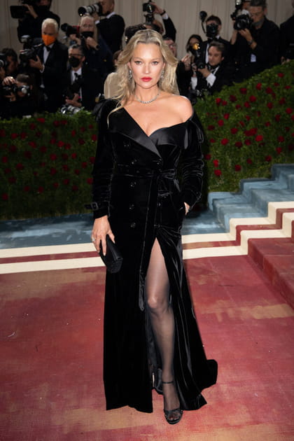 Kate Moss en robe de velours noir