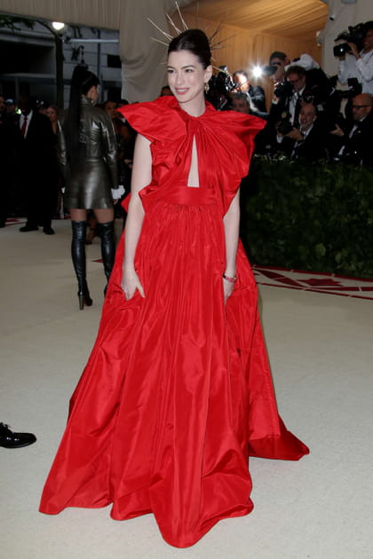 Anne Hathaway en robe rouge