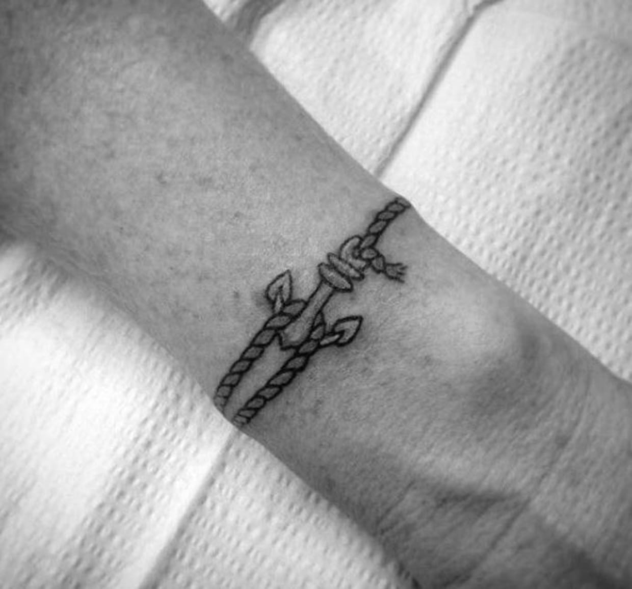 Tatouage Ancre Marine Femme Poignet Ancre et corde autour du poignet