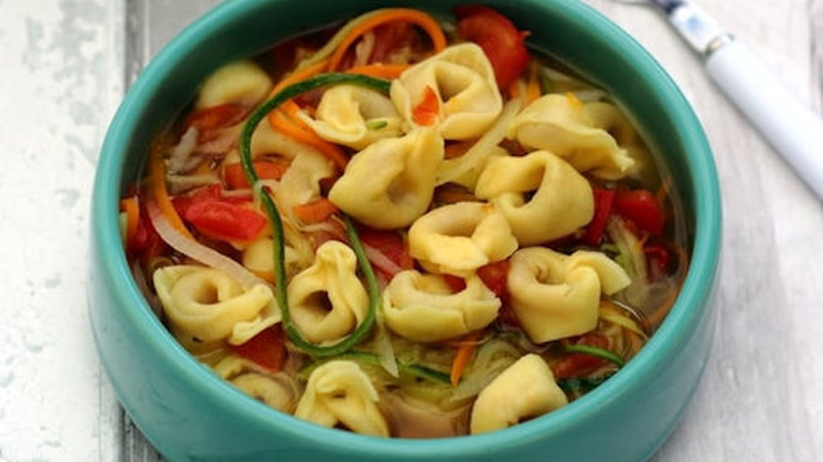 Bouillon de tortellini aux spaghetti de légumes