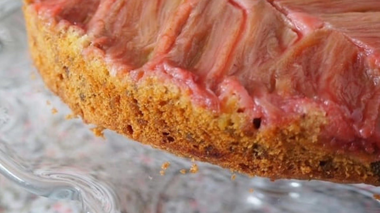 Gâteau renversé à la rhubarbe et aux amandes