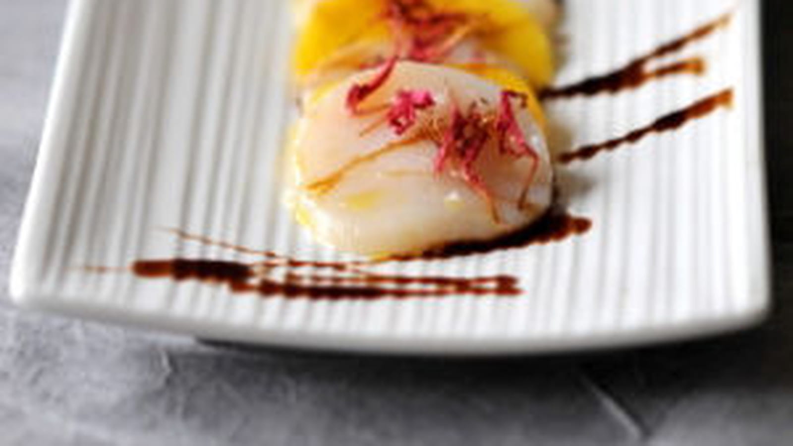 Carpaccio de Saint-Jacques à la mangue, caramel de vinaigre balsamique