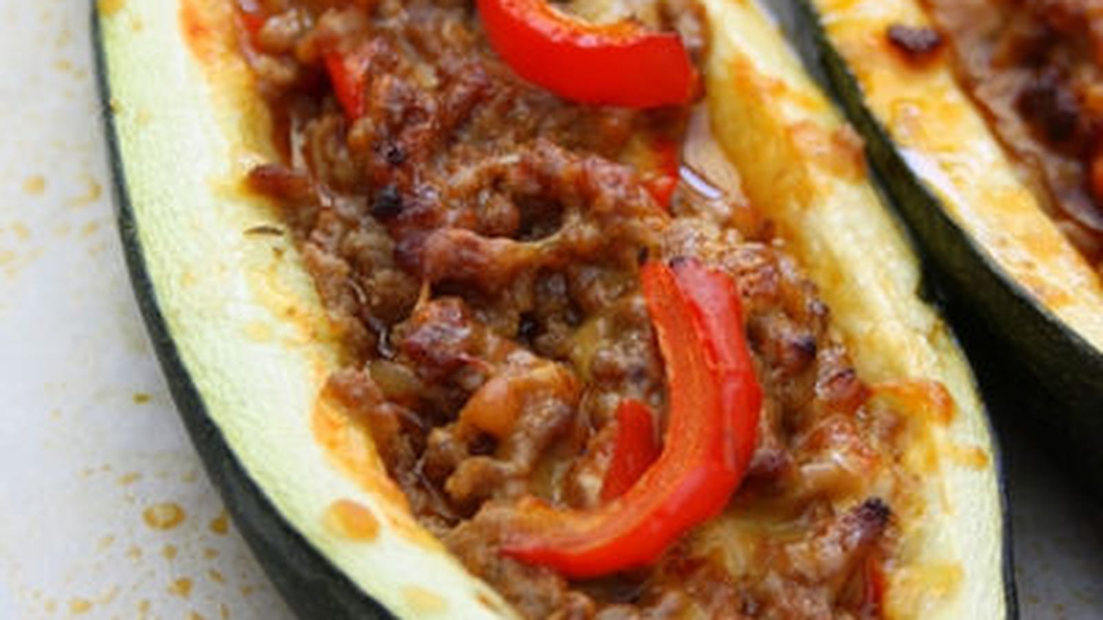 Courgettes farcies façon pizza, boeuf haché, poivrons et cheddar