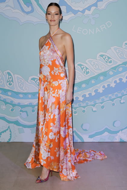 Ma&euml;va Coucke en robe longue fluide &agrave; imprim&eacute; color&eacute;