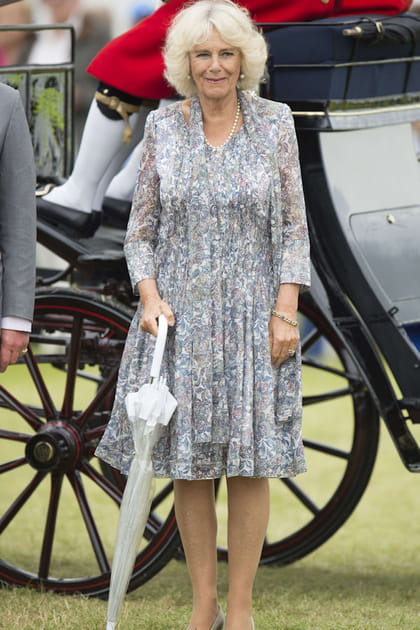 Camilla Parker-Bowles en robe grise à imprimé et parapluie
