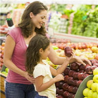 apprenez à votre enfant à reconnaître les aliments qu'il peut ou non consommer.