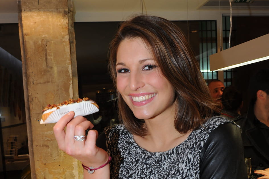 Laury Thilleman, coquette avec son gloss &agrave; l&egrave;vres rose