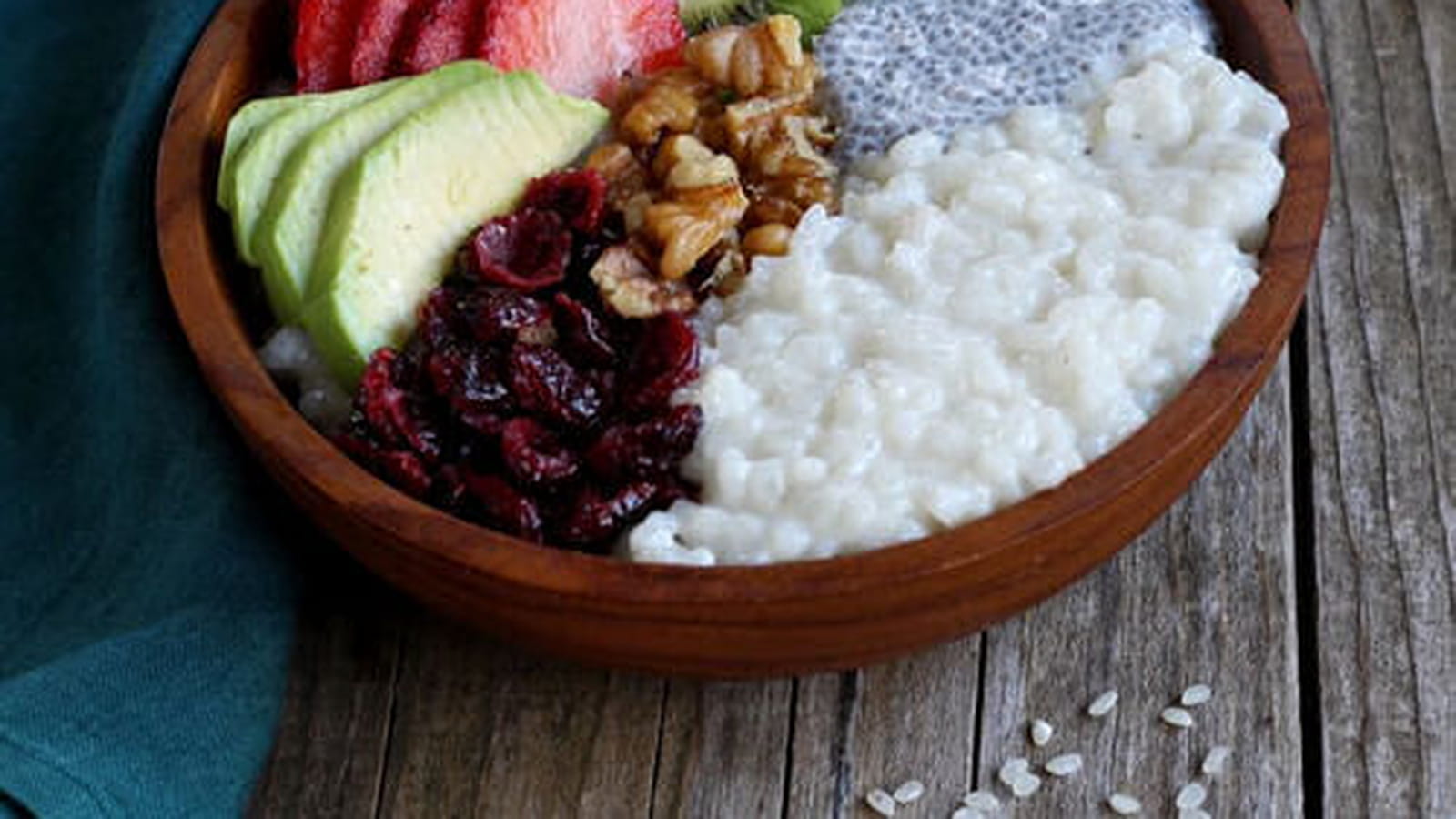 Porridge de riz au lait d'amandes, graines de chia et fruits frais