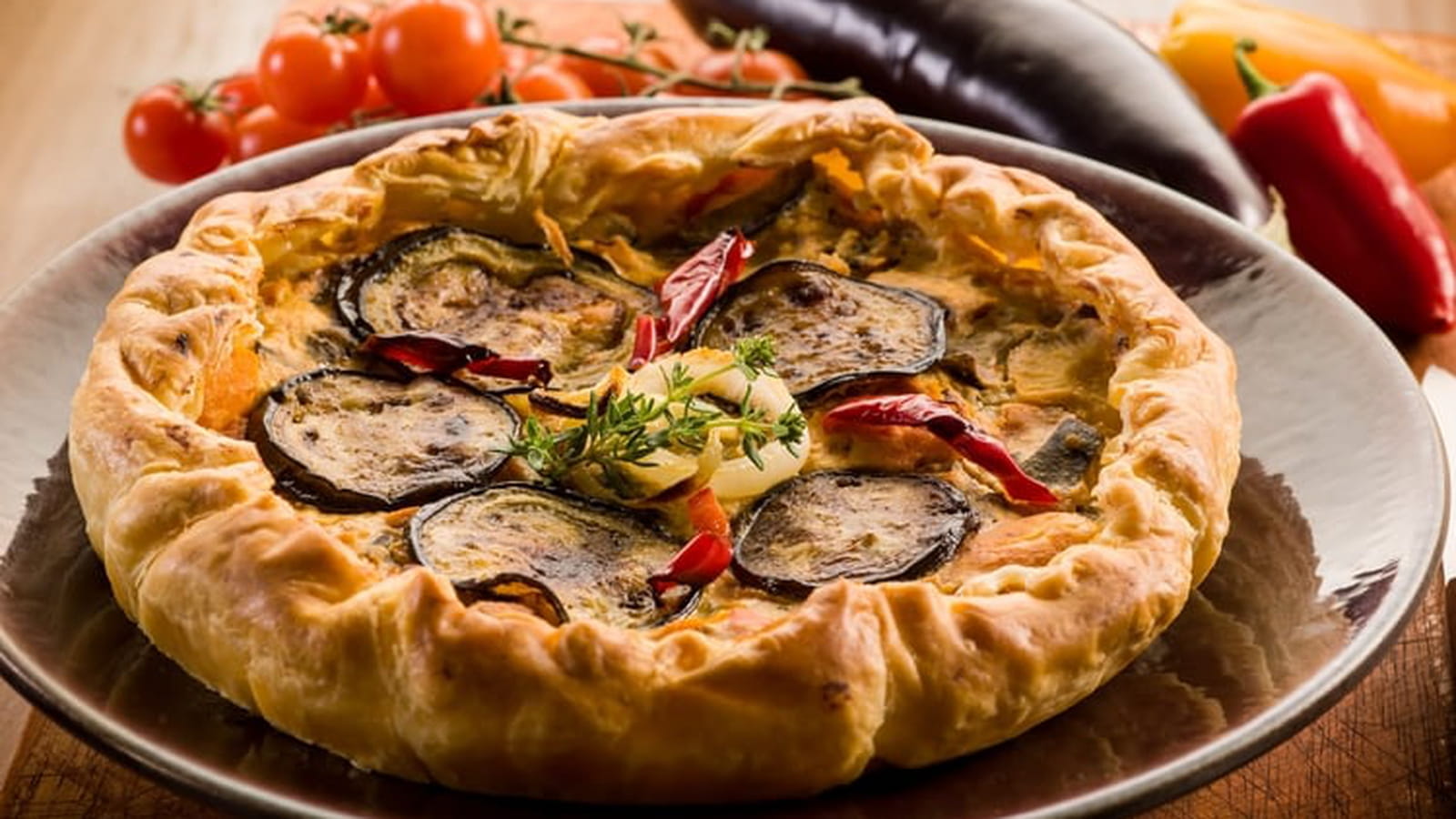Tarte d'aubergines, tomate et poivron