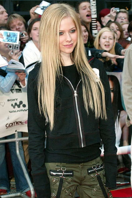 Avril Lavigne en pantalon cargo kaki et gilet noir