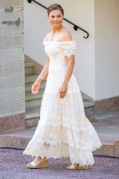 Victoria de Suède en robe longue bustier en dentelle