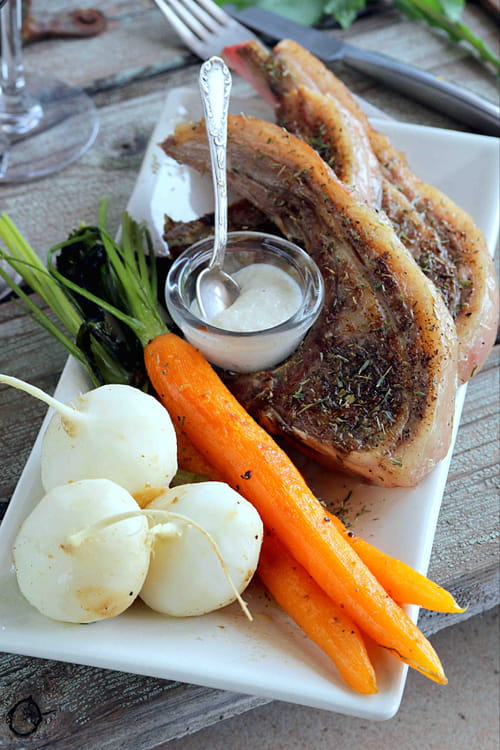 Côtelettes d’agneau grillées à la sarriette et sauce à l'ail