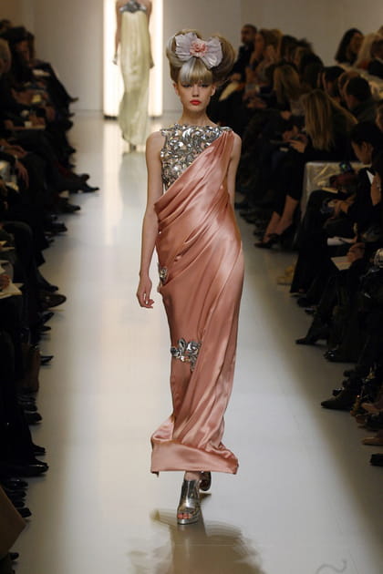 Silhouette Chanel en robe longue satinée rose ornée de bijoux